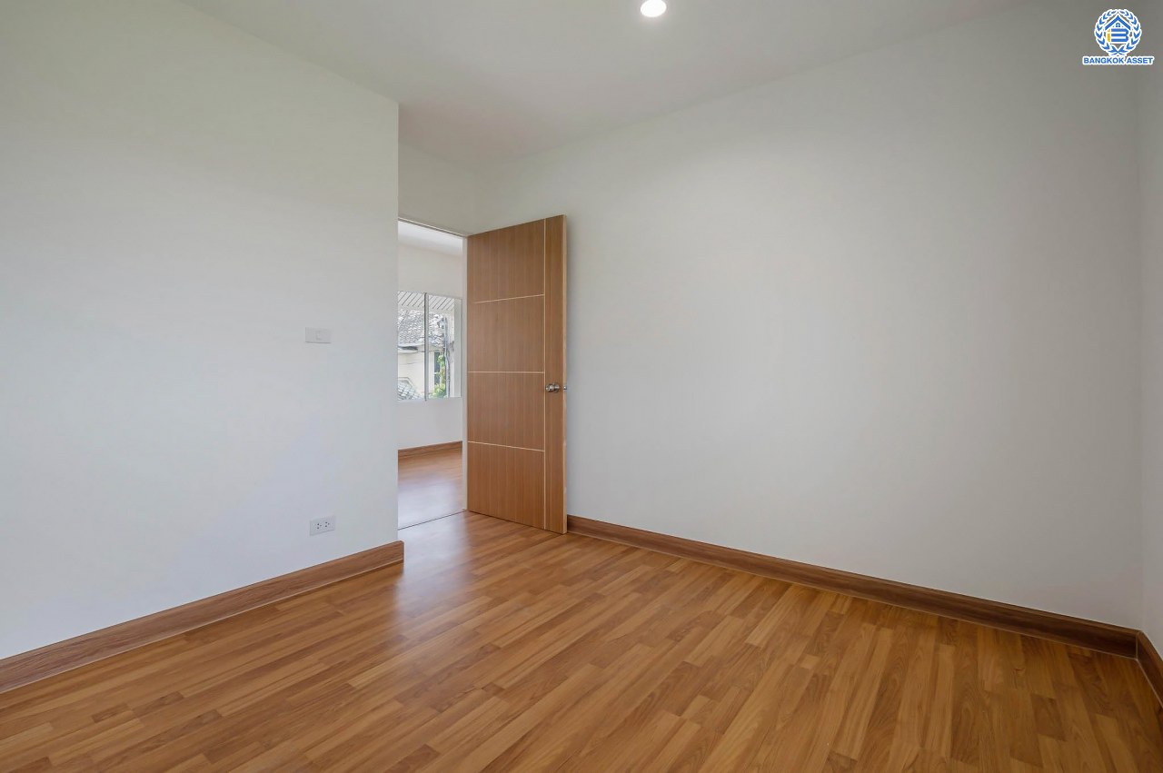 บ้านมือสองตกแต่งใหม่ โครงการ อนันตธารา ทวีวัฒนา เนื้อที่ 60 ตร.ว. พื้นที่ใช้สอย 166 ตร.ม. ฟังก์ชันจัดเต็ม 3 ห้องนอน 3 ห้องน้ำ จอดรถได้ 2 คัน ตอบโจทย์ทุกการเดินทาง บนทำเลศักยภาพ ติดถนนบรมราชชนนี เชื่อมต่อทางคู่ขนานลอยฟ้า ใกล้รถไฟฟ้าสายสีน้ำเงิน "สถานีบางพลัด"